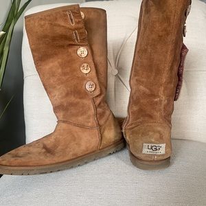 ✨ UGG Brown Button Down Boot